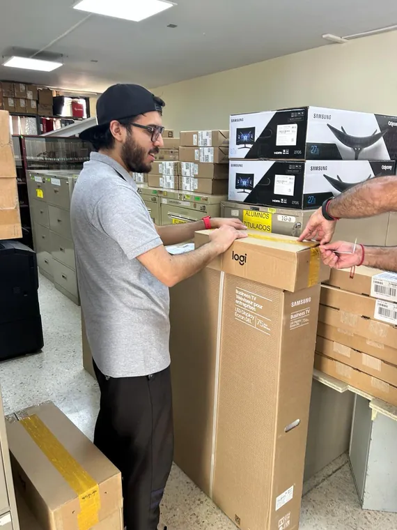 Entrega de equipo y proyecto tecnológico de Economic Sales, registro 27